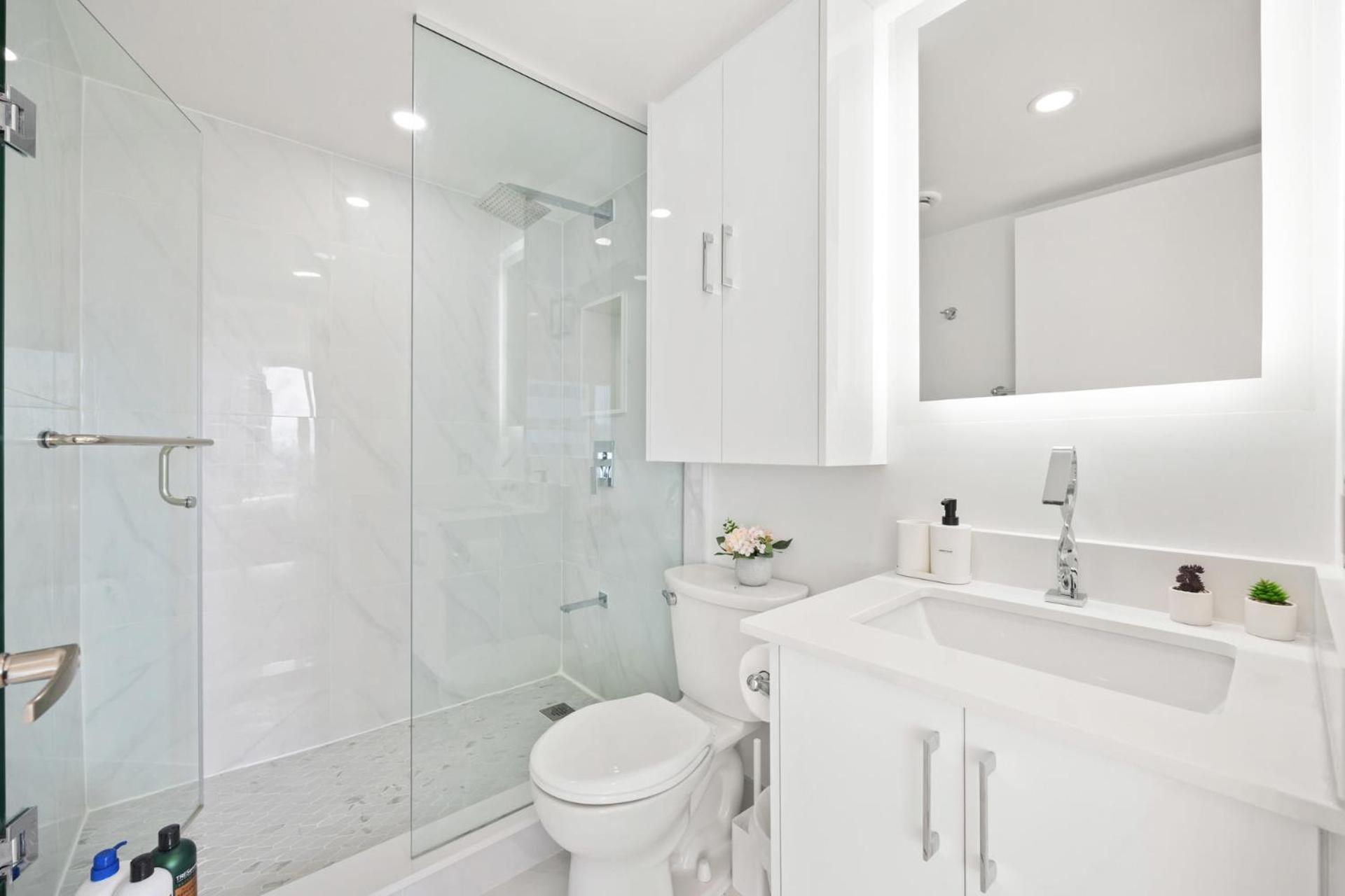 Modern 2-Bedroom Condo W Floor To Ceiling Windows Toronto Exterior photo